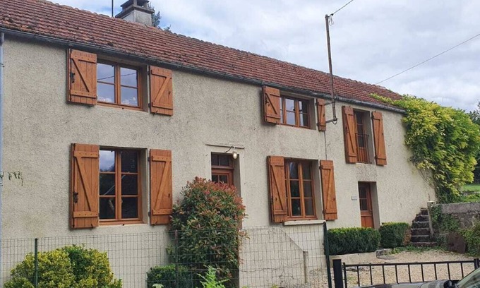Veuxhaulles-sur-Aube Casa | Casa de piedra restaurada con piscina en el corazón del campo de Borgoña / Champaña