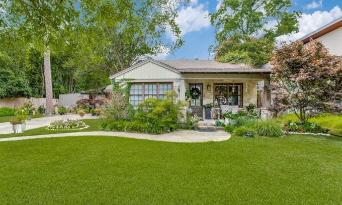 The Peninsula Cabaña | Stone Cottage Guest House at White Rock Lake