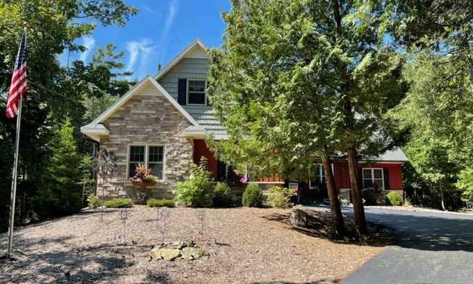 Baileys Harbor Casa | Stone Cottage, ubicado en el bosque en el condado de Door - Llame para conocer las tarifas