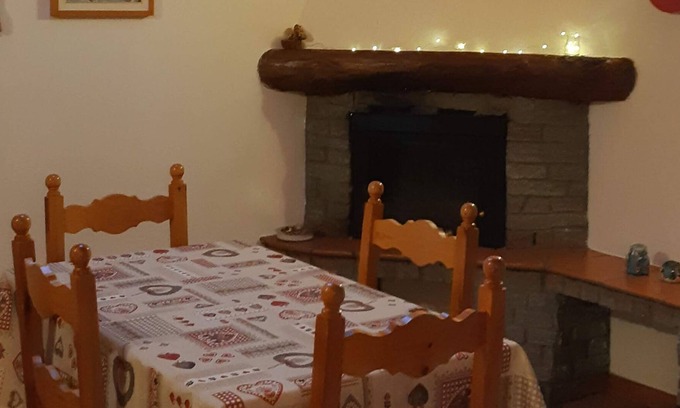 La Magdeleine Cabina | casa de piedra con chimenea