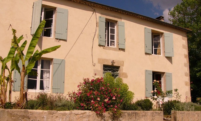 Saint Exupery Casa | Stone farmhouse and pool surrounded by vineyards under an hour from Bordeaux.