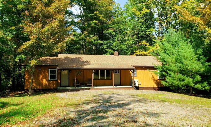 Sabinsville Cabina | Vista de Mountain Ridge, 2 arroyos, 10 acres, patio enorme, privado, Blair Creek Cabin.