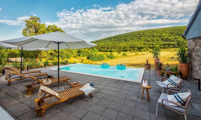Trilj Villa | Stone Garden Villa - Escape from busy life with infinity pool and hot tub