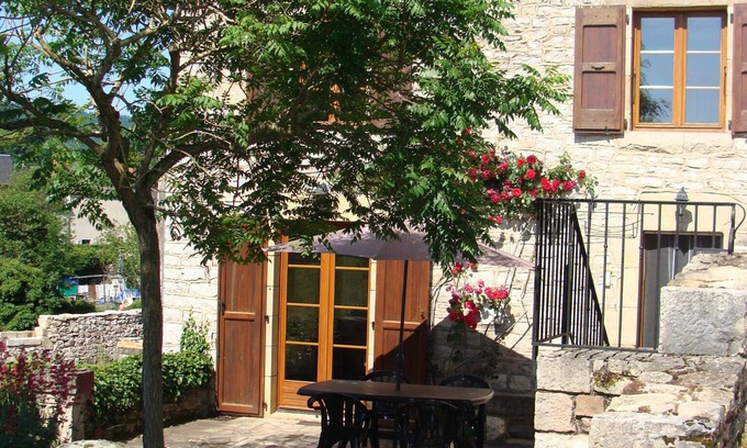 Bertholene Casa | Casa de vacaciones de piedra en el corazón del pueblo de Bertholène