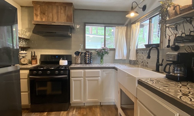 Missoula Casa | Stone House Cabin with Mountain View 4 miles to the University & Downtown