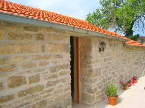 Zrnovo Apartamento | Stone House Harmony - One Bedroom Apartment with Patio and Garden View 1