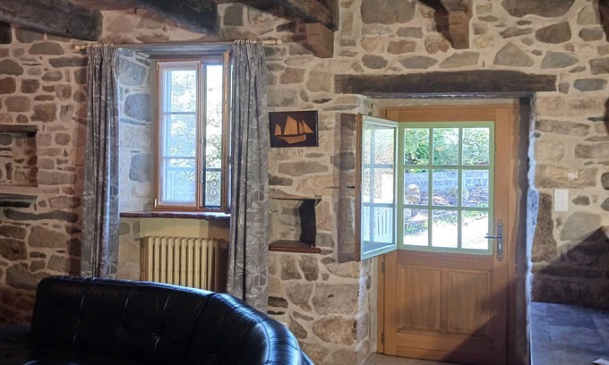 Le Faou Casa | Stone house in Le Faou, within walking distance of town center and amenities.