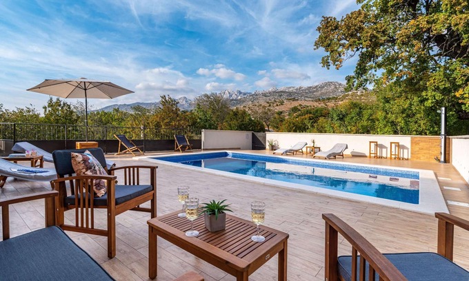 Zaton Obrovacki Casa | Stone House Near River Canyon