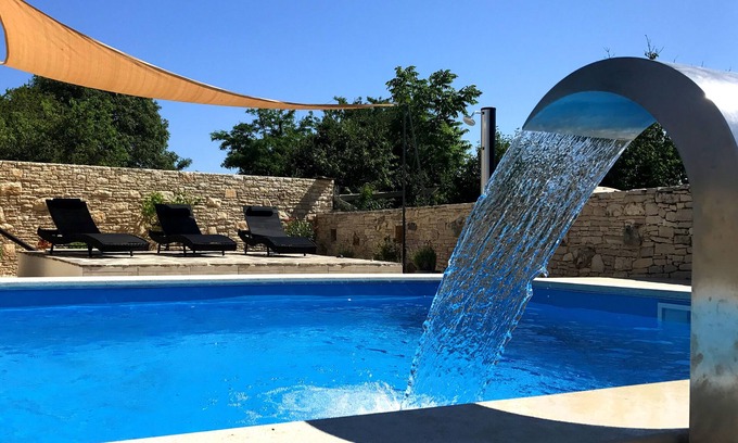 Filipana Casa | Villa de piedra con instalaciones modernas, piscina y conexión inalámbrica a internet gratuita.