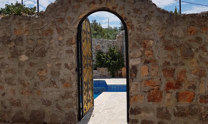 Lustica Villa | Casa de piedra con torre y piscina.