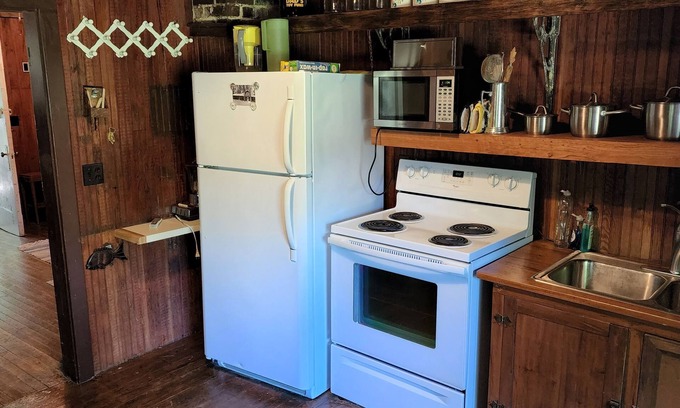 Solon Springs Cabina | Stone Lodge: Authentic Northwoods Charm A Stone's Throw from the Lake.