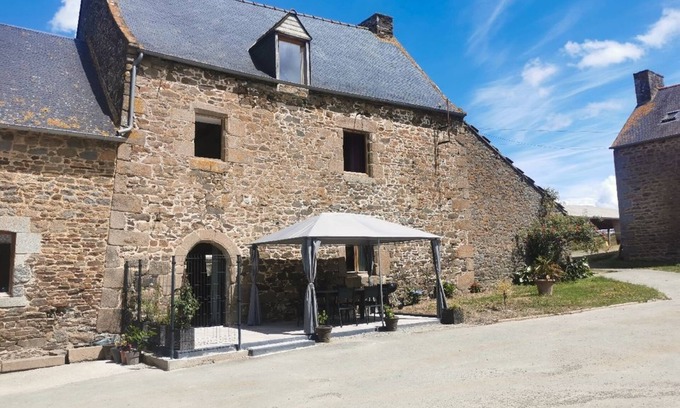 Plerguer Casa | Stone manor house in equestrian center near saint malo/mont saint michel