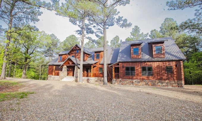 Broken Bow Casa | Stone Mountain Lodge 5000sqft 6 Bed Game Room Pool Table Hot Tub