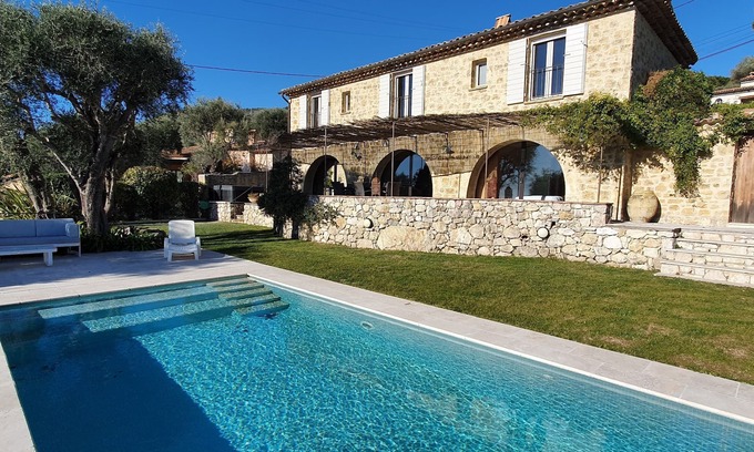 Tourrettes-sur-Loup Villa | Provenzal casa de piedra con vistas panorámicas al mar y piscina climatizada