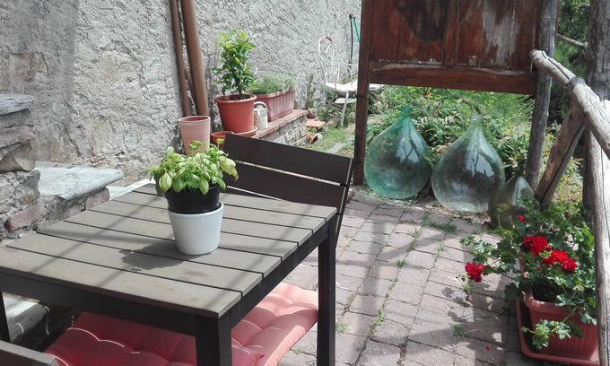 Boveglio Apartamento | Piedra Rustico con jardín en el antiguo pueblo, Toscana Exclusiva bañera de hidromasaje