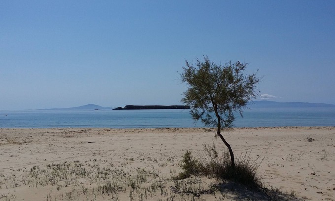 Chrissi Akti Casa | Casa de piedra con vista al mar con un hermoso jardín cerca de una increíble playa de arena