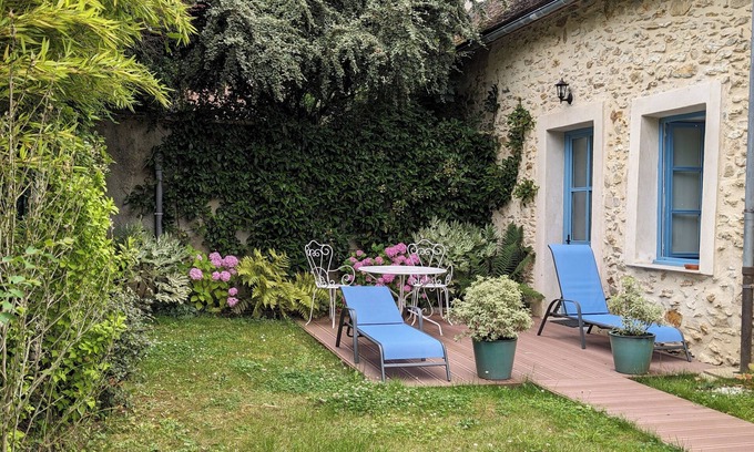 Droue-sur-Drouette Cabaña | Stone studio in the grounds of "La Closerie" guest house
