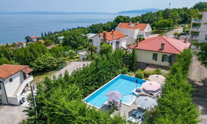 Opatija Villa | Villa de piedra con gran piscina, a 500 metros de la playa, con fantásticas vistas.