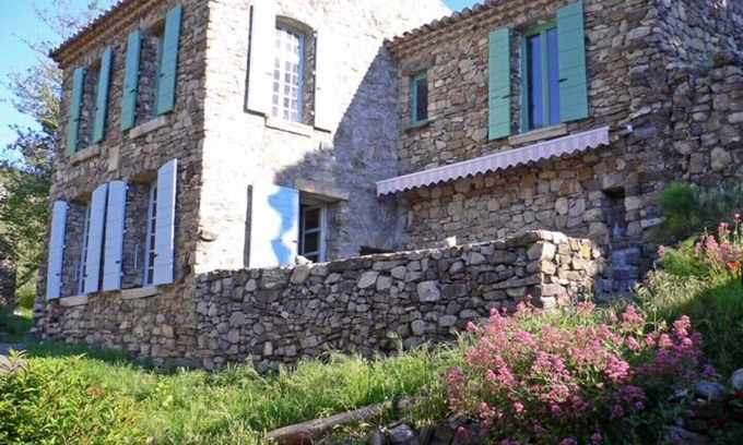 Chabrieres Casa | Casa de pueblo de piedra en el corazón de la reserva geológica 1