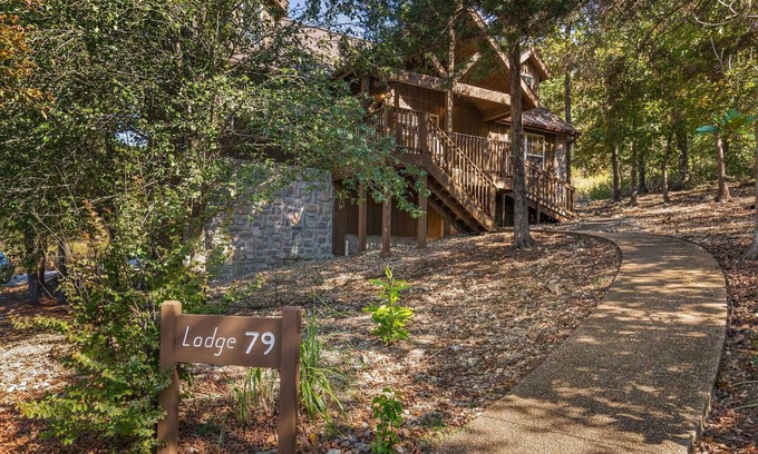 Reeds Spring Cabina | StoneBridge Gated Resort-"Four Acorns Lodge" Quiet w/Great Parking and close to SDC - Lodge #79