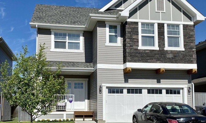 Saskatoon Casa | Stonebridge Peace Home - 5 mins from business area.