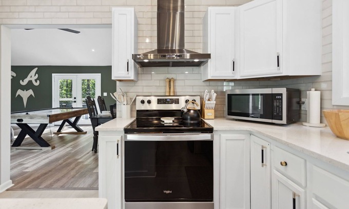 Lithonia Casa | Stonecrest: Huge Hot Tub, Pool, Firepit Courtyard, Next to Arabia Mountain