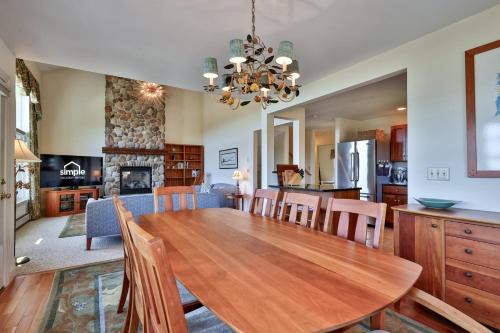 Central Vermont- Killington Casa | Stonefire Chalet at Topridge - 4BR Luxury Ski-In Ski-Out Retreat, Sleeps 8, Hot Tub