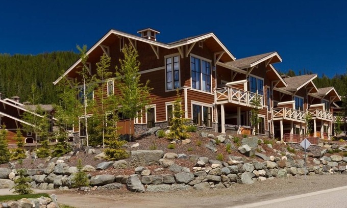 Sun Peaks Condominio | Stones Throw #11 By Bear Country