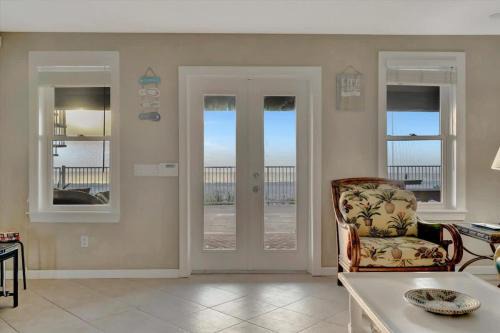 Independence Square Apartamento | Stones Throw Beachfront Family Suite #3 VIEWS