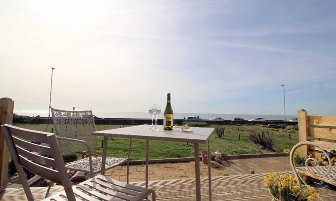Seaford Casa | Stones throw from the sea