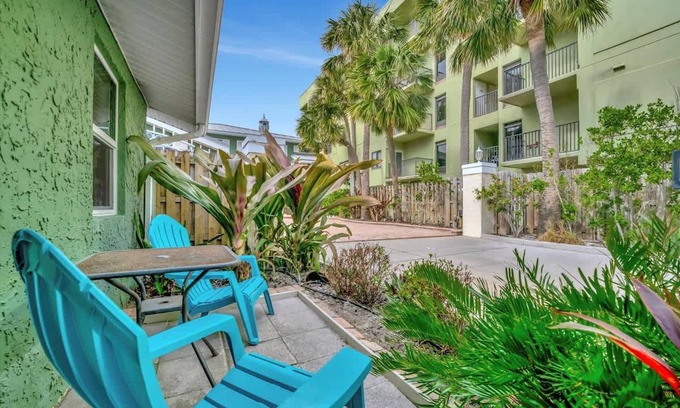 Independence Square Apartamento | Stones Throw Beachside Bungalow 2 AT THE Beach