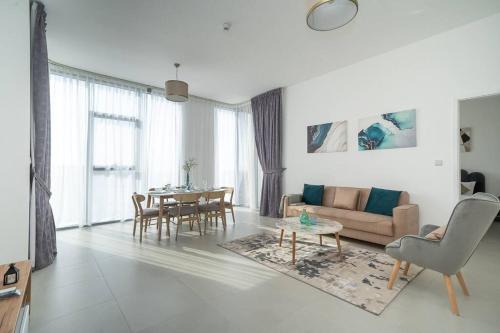 Dubai Investment Park Apartamento | StoneTree - Furnished 2BR with floor-to-ceiling window