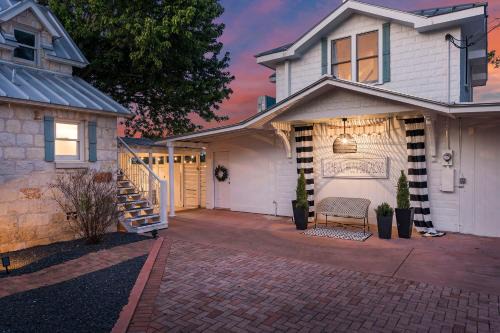 Stonewall Casa | Stonewall Bungalows - Sleeps 15