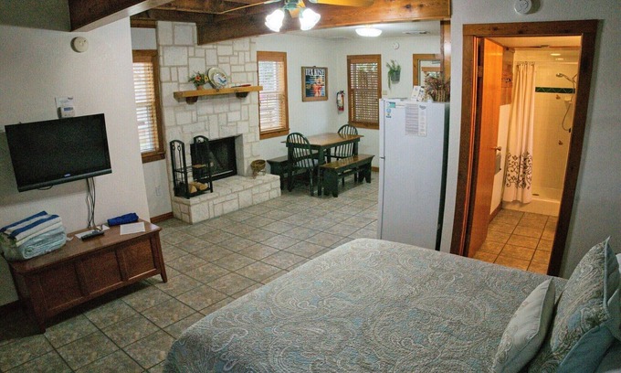 Gruene Hotel | Stonewall @ Gruene Cottages (Downstairs room w/Kitchen)