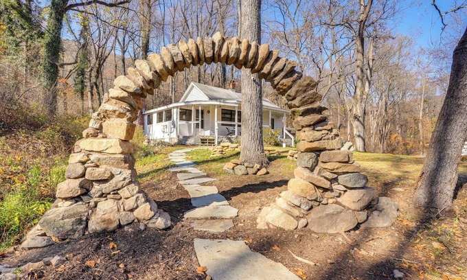 Nellysford Cabaña | Stoney Creek Cottage: Waterfront Hot Tub, Fire Pit