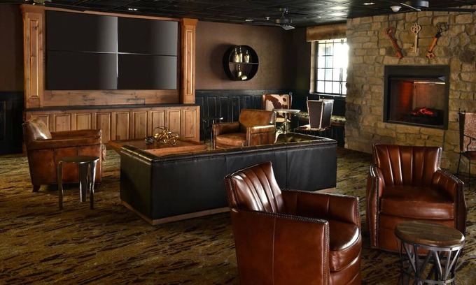 Broken Arrow Hotel | Stoney Creek, Deluxe 2 Queen, Heated indoor/outdoor pool! Parking