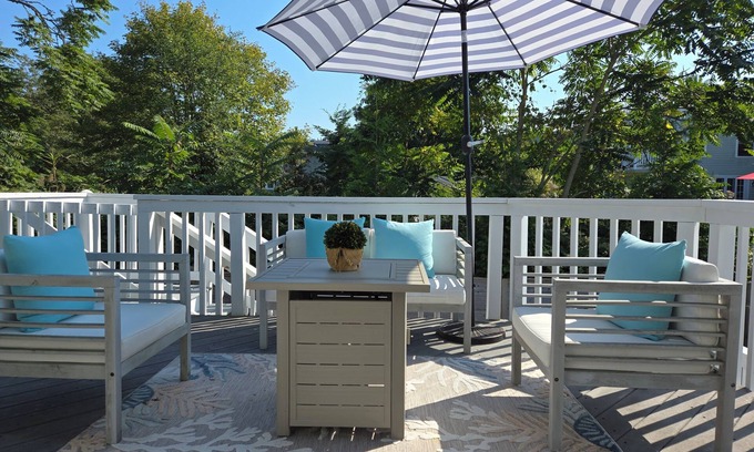 Stonington Casa | Stonington borough 2 bedroom, Sleeps 6 guests, close to beach,