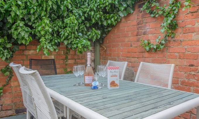 Quorn Casa | Stoop Cottage - Two Bedroom House, Sleeps 4
