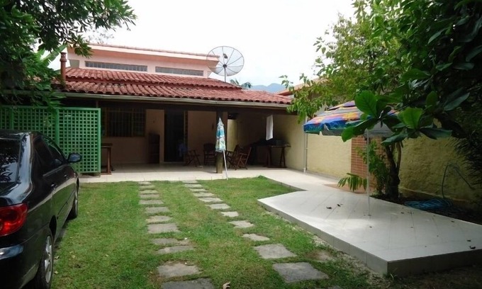 Centro Casa | Casa de playa en Bertioga a 400 m de la playa, 4 dormitorios, barbacoa y ducha.