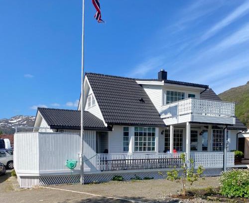 Svolvaer Villa | Stort hus med garasje, 3 soverom