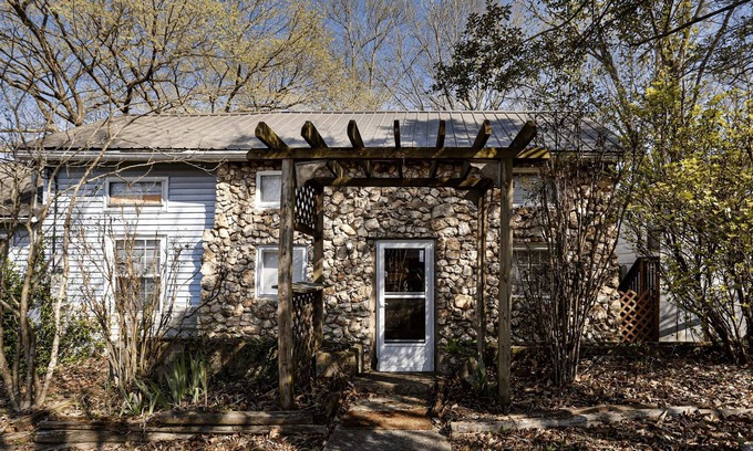 Knoxville Casa | Story book cottage! S