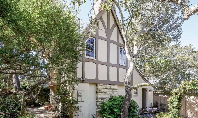 Northeast Carmel Casa | Storybook Cottage Downtown Carmel