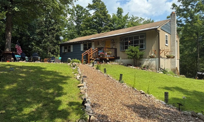 Greenfield Center Casa | Storybook Escape - 50 Private Acres Near Saratoga