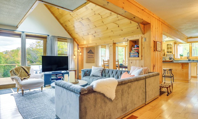 Stratton Casa | Storybook Stratton House: 3 Mi to Mount Snow!
