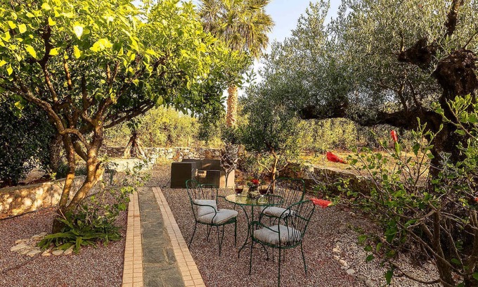 Lefktro Apartamento | Stoupa Oasis - Spitiko Garden Getaway