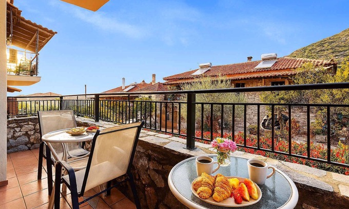 Lefktro Apartamento | Stoupa Tranquil Hideaway - Spitiko Garden Retreat