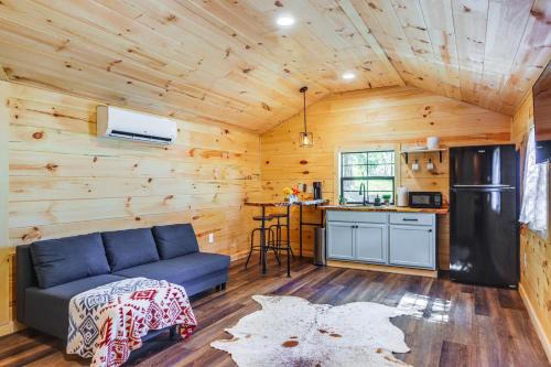 Lynx Casa | Stout Cabin with Fire Pit 1 Mi to Ohio River!