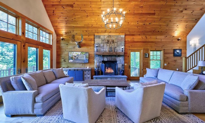 Stowe Casa | STOWE DREAM HOME WITH HOT TUB, FIRE PIT AND GAME ROOM