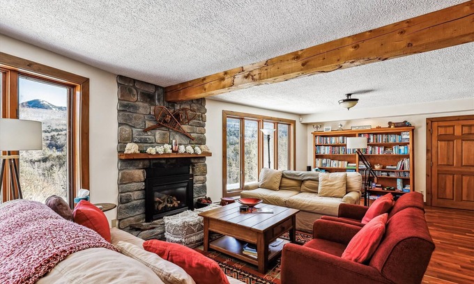 Stowe Hollow Casa | Stowe Hollow: 4 br, gas fireplace, pond, hot tub & views!