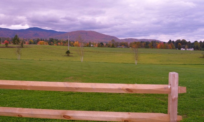 Morrisville Casa | Stowe Mountain Get Away Gran casa de esquí con impresionantes vistas a la montaña y bañera de hidromasaje.